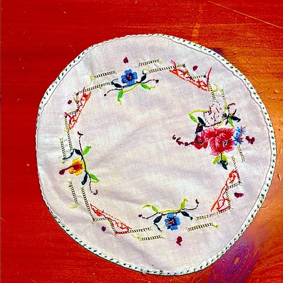 Embroidered Floral Round Doily Set of 3 Hand Crafted Embroidery USA - Picture 2 of 13